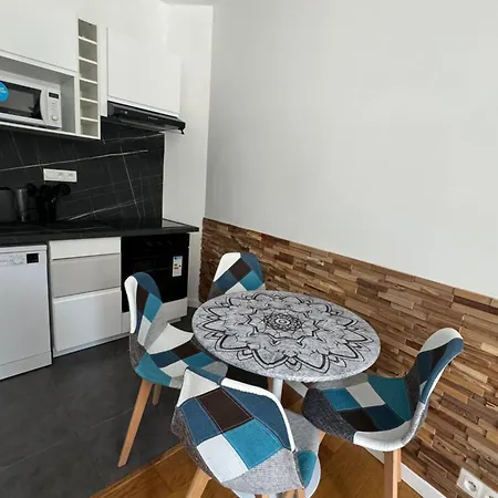 Apartmán 2- Cosy One Bedroom 2-4p, Located Place Nationale *